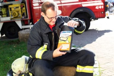 Feuerwehrmann kostet Hot-Action-Food