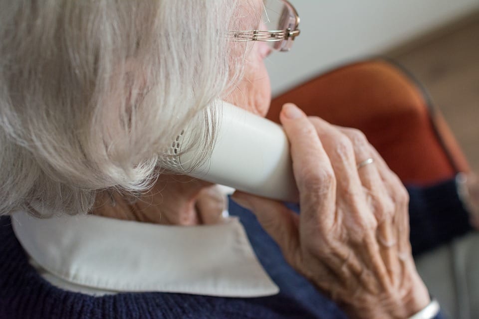 Ältere Dame am Telefon