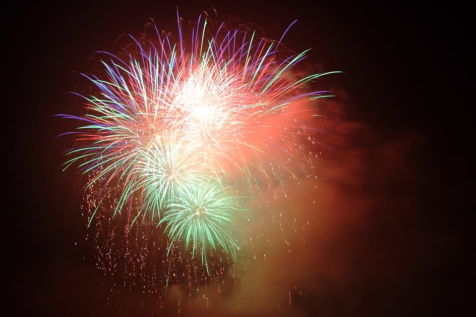 Buntes Feuerwerk am Silvester-Himmel