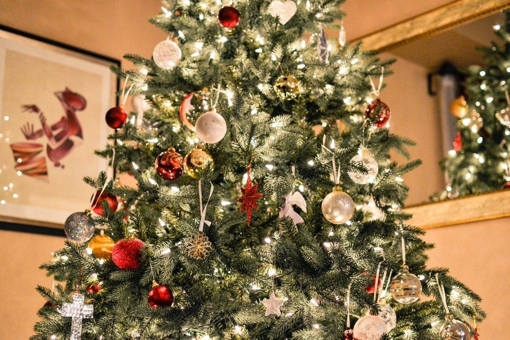 Weihnachtsbaum mit geprüfter Lichterkette