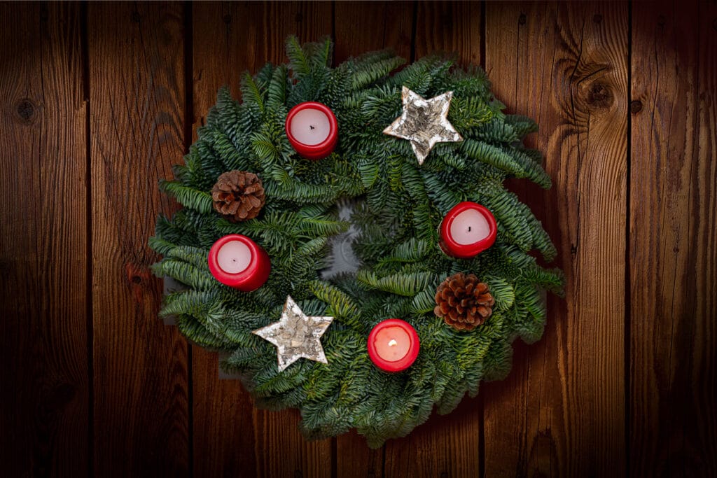 Adventskranz mit einem brennenden Kerzenlicht