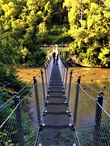 Hängebrücke über die Donau im Fürstenpark