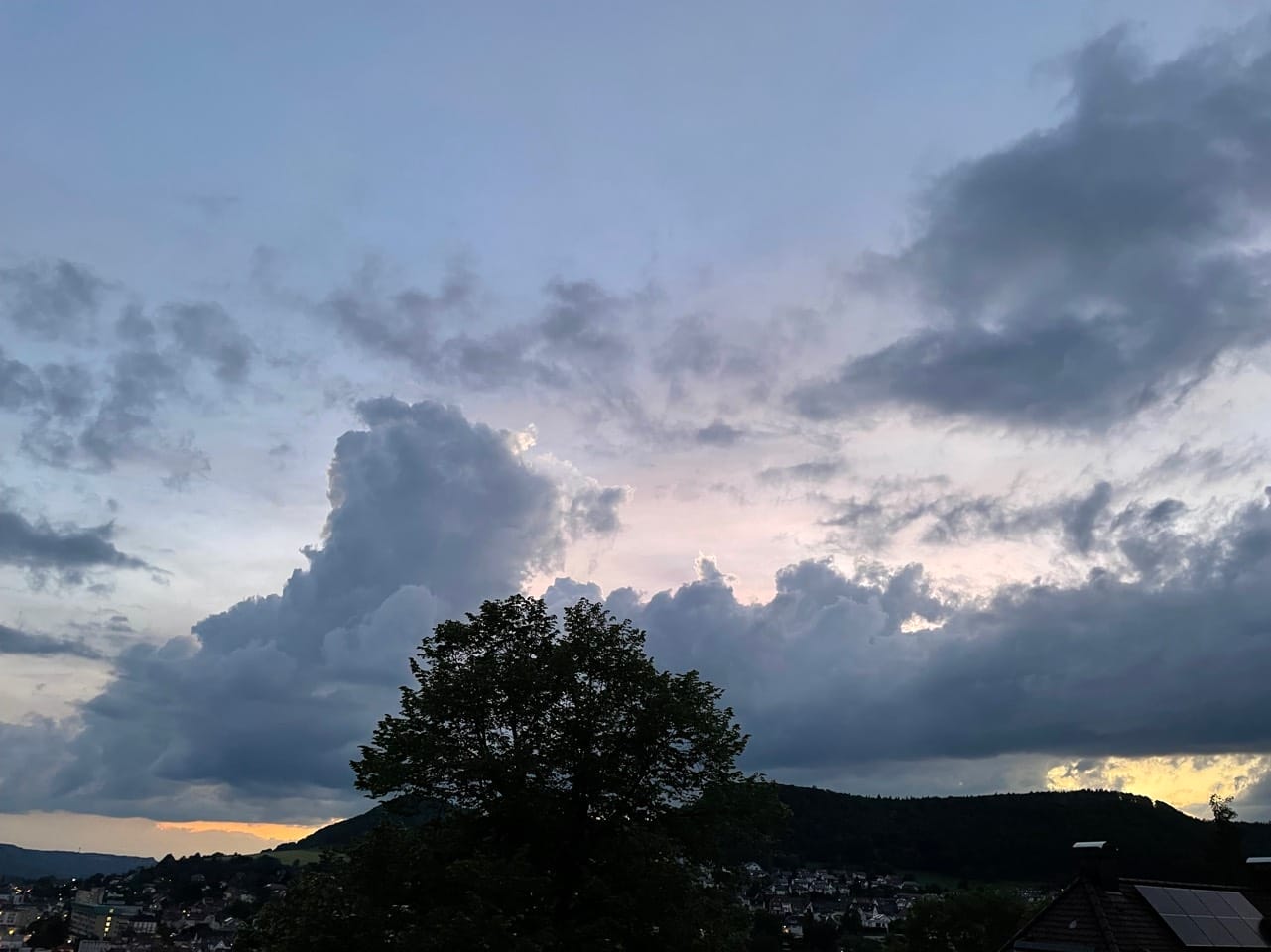 Dunkle Wolken über Albstadt.