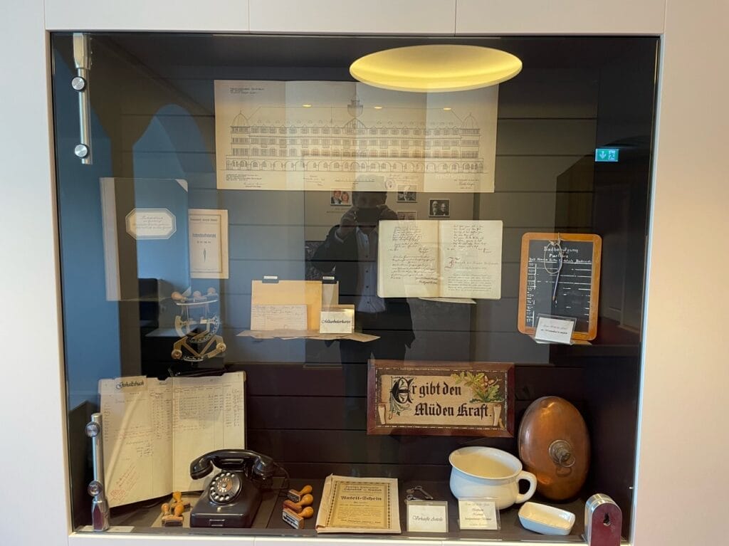 Vitrine innen 1